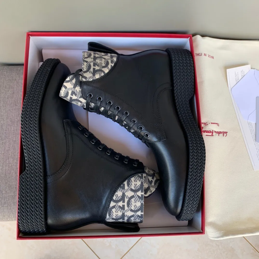 [Ferragamo] Top P: 1000💰 Number of yards: 39~44 (38.45 custom-made, non-returnable) Ferragamo winter series, original 1:1 development, casual men's short boots. Made with heavy investment, shoes and boots are made of imported cowhide + imported Ferragamo special fabric. Black cowhide lining that is not easily deformed. Wear-resistant rubber outsole, black cowhide, black open edge beads, black frosted, brown suede. Factory craftsmanship, perfect products are only prepared for you who know taste! Any comparison is welcome!